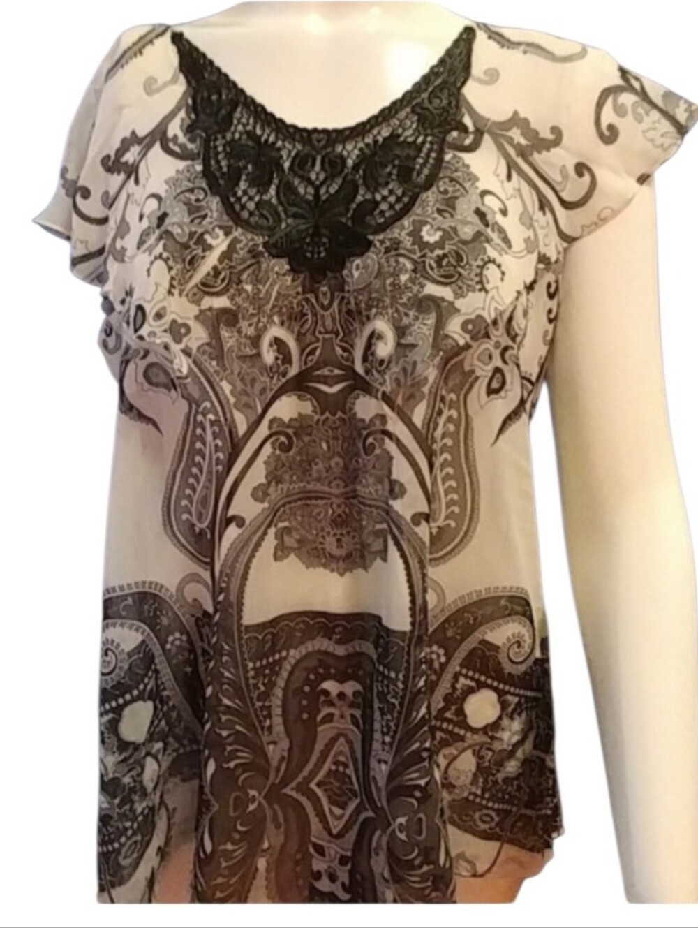 154 Retro, flattering blouse by emerald